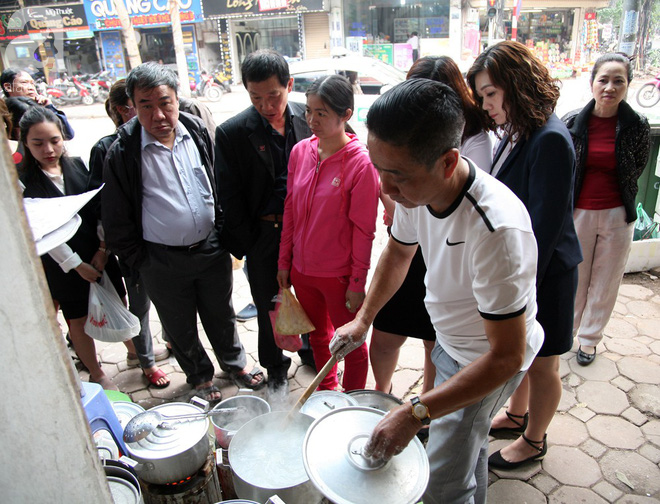 Hà Nội: Hàng trăm người xếp hàng từ 5h sáng mua bánh trôi - bánh chay Tết Hàn thực
